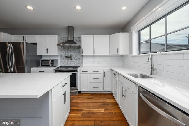 Building Photo - 608 Main St