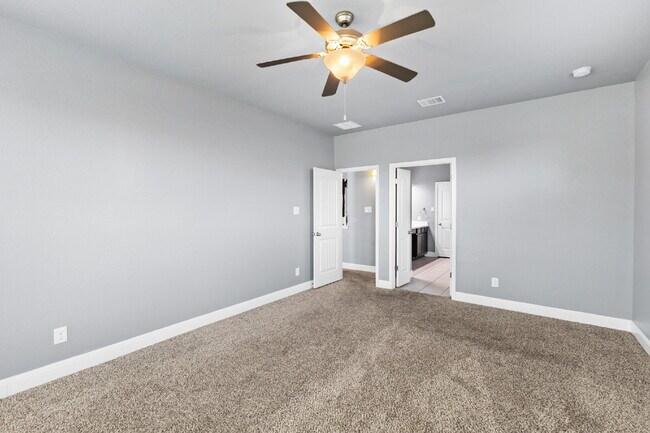 Building Photo - 10106 Macarthur Way
