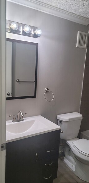 Building Photo - 121 Waterbury Ct