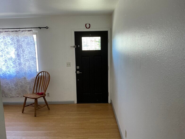 Building Photo - 45652 Lantana Ave