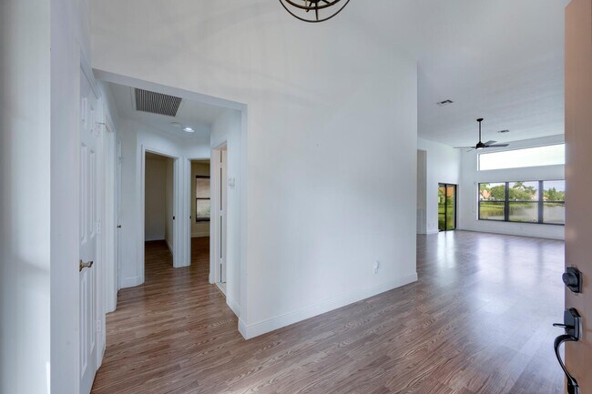 Building Photo - 2843 SW Mariposa Cir