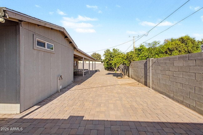 Building Photo - 515 E Vista Del Cerro Dr