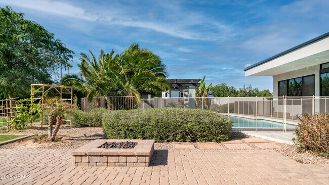 Building Photo - 7417 E Paradise Dr