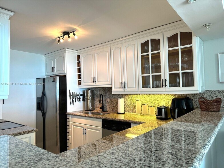Building Photo - 5401 Collins Ave