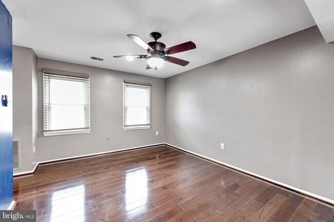 Building Photo - 18 Chantilly Ct