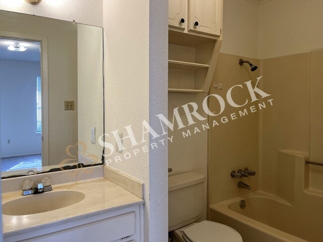 Building Photo - Hewitt Townhome