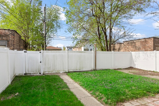 Building Photo - 323 Memorial Dr