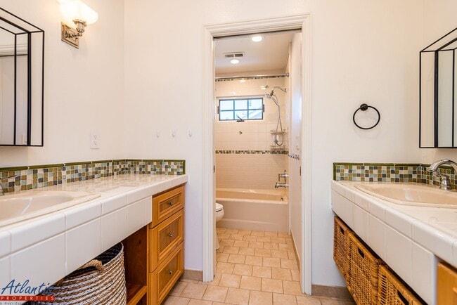 Building Photo - Stunning Cambrian Home | Desirable Neighborhood