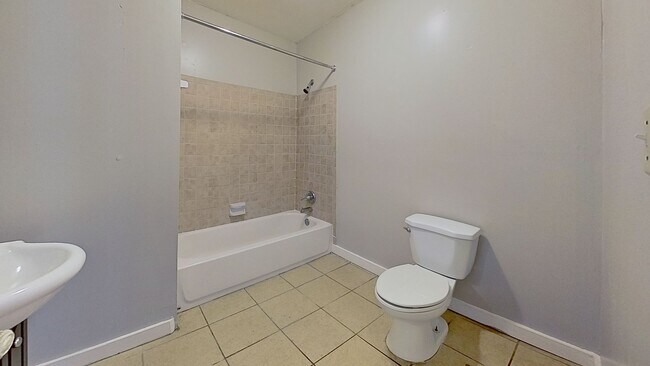 Building Photo - 5-Bedroom Home in Springfield!