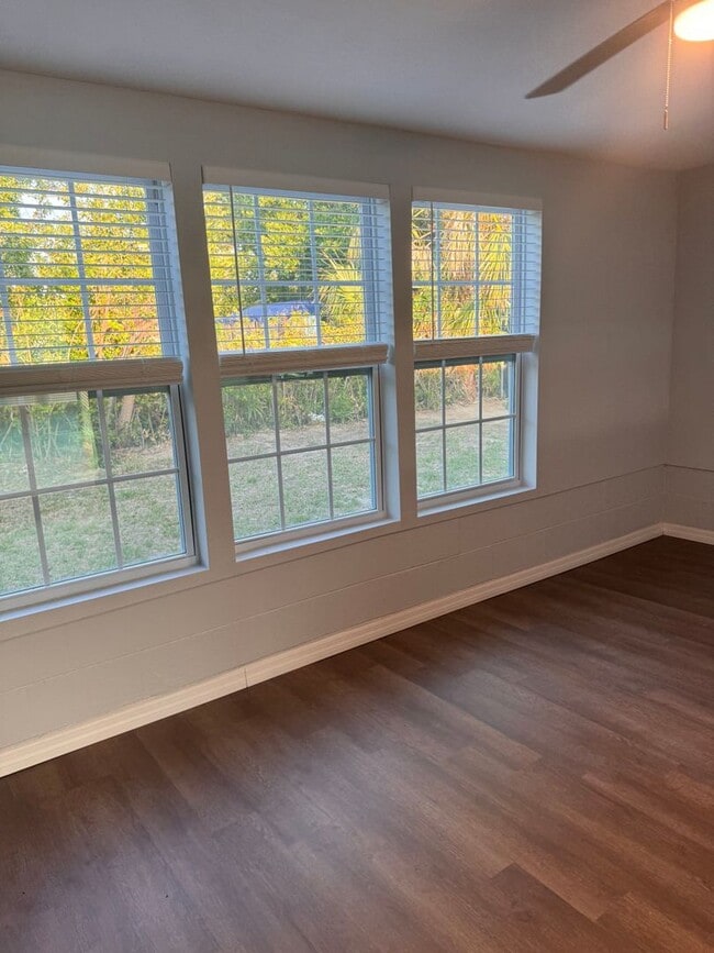 Building Photo - Renovated 2/2 available now !