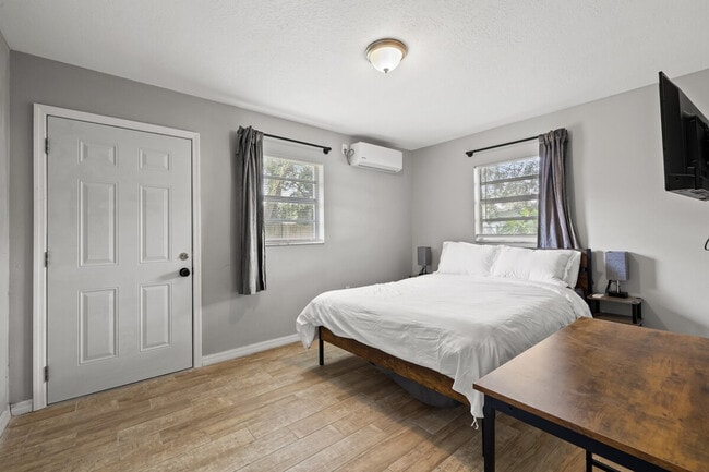 Building Photo - 4323 E Henry Ave