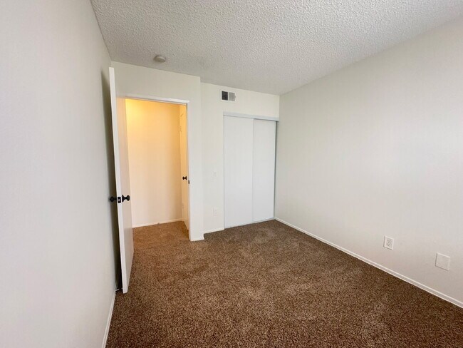 Building Photo - Bright and functional 2-bedroom, 2-bath Condo