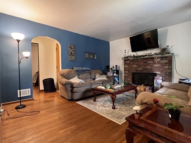 Building Photo - 1135 Sunset Dr