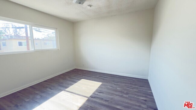 Building Photo - 975 S Kingsley Dr