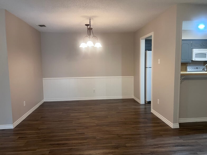 Building Photo - Room in Duplex on St Paul Ct