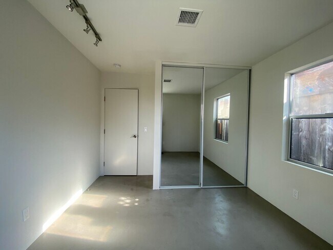 Building Photo - M340 - Miller