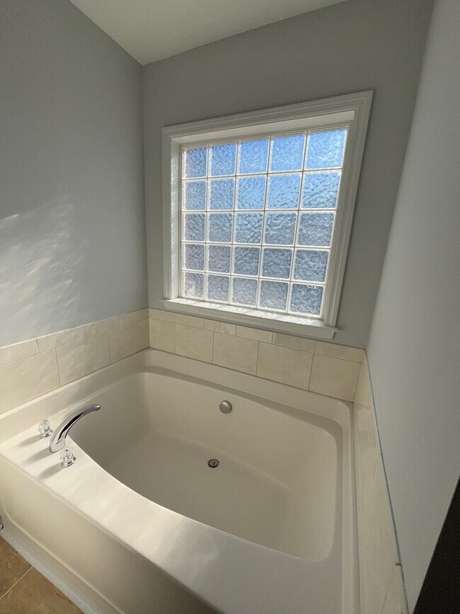 Building Photo - 2026 Lake Forest Dr