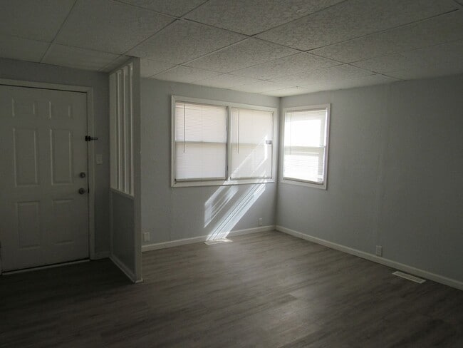 Building Photo - 2 Bed 1 Bath in Triplex