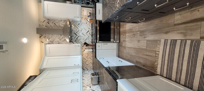 Building Photo - 900 W Hermosa Dr