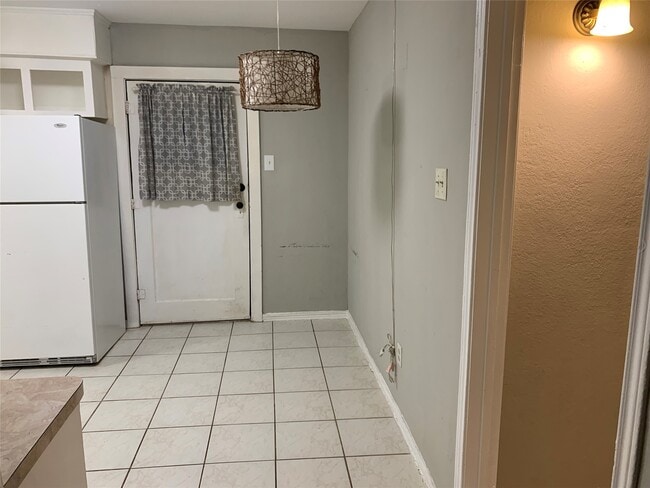 Building Photo - 215 E 25th St