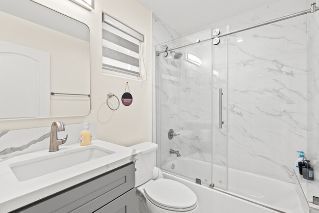 Building Photo - Stylish & Bright 2 Bed 2 Bath | Fully Furnished | Move-In Ready