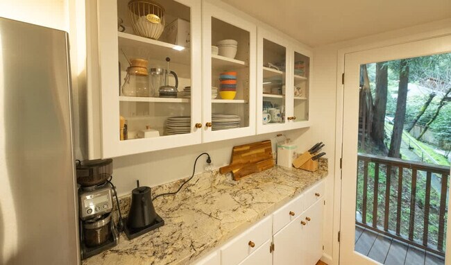 Building Photo - 2 Molino Ave