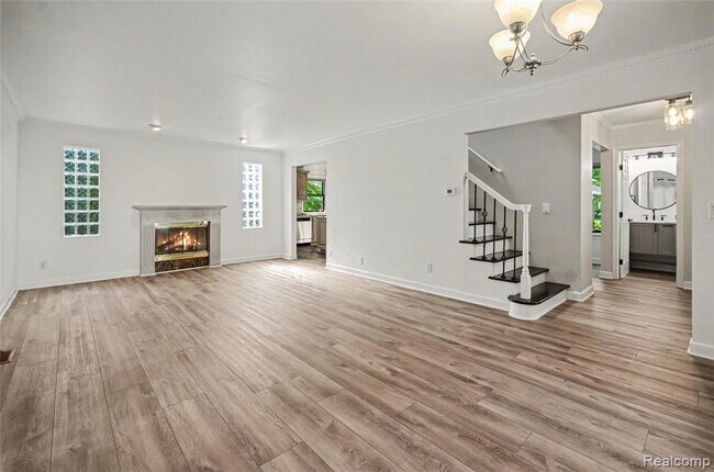 Building Photo - 615 Davis Ave