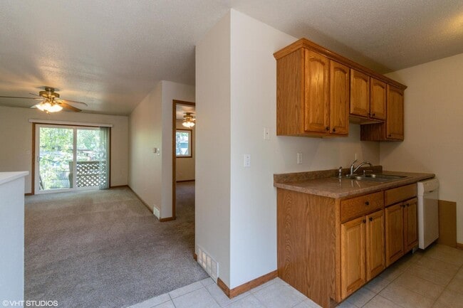 Building Photo - 3 Bedroom townhome, Open Now, garage, 2 bathrooms, W/D Etc.