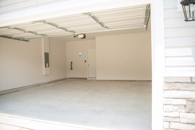 Building Photo - 307 River Trce Lp