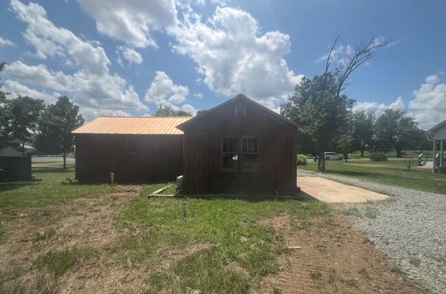 Building Photo - Newly Renovated! - $1,295 Month / $1,900 Down