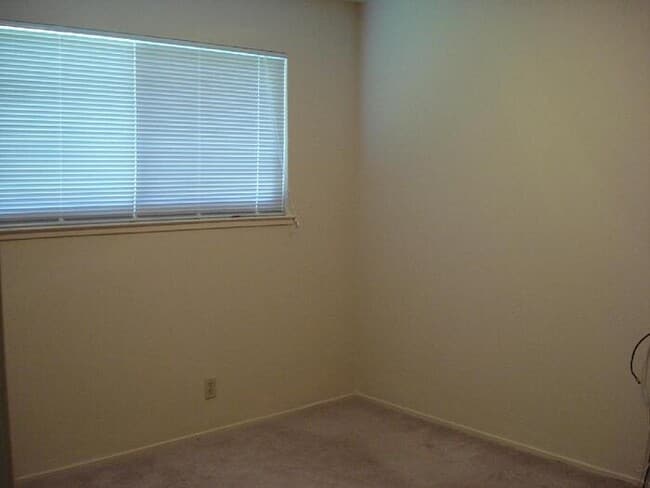 Building Photo - Very Cute 2/1 Duplex on Quiet Street in Sacramento-5402 Mona Way