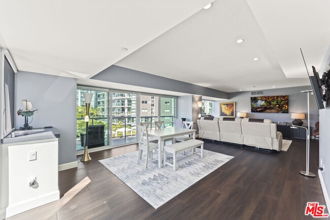 Building Photo - 13600 Marina Pointe Dr