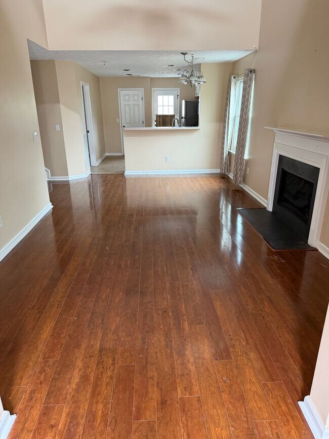 Building Photo - Maintenance Free Living 3 Bed/2.5 Bath