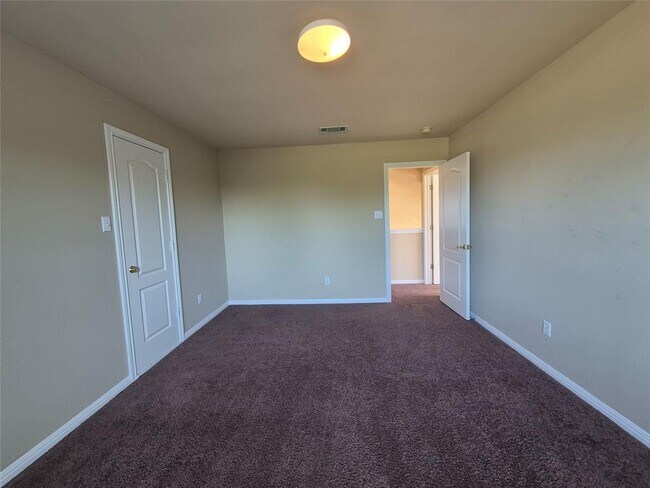 Building Photo - 8800 Hazelhurst Dr