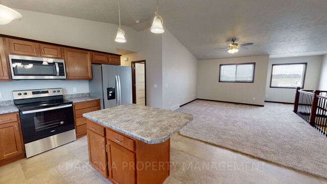Building Photo - UPPER LEVEL 2 BD, 1 BA TOWN HOME, INDIVIDU...