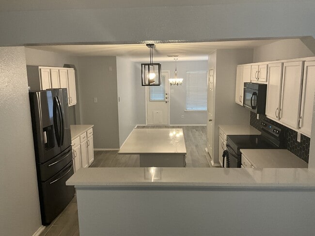 Building Photo - "Charming 3-Bedroom Haven in Selma with Granite Elegance!"