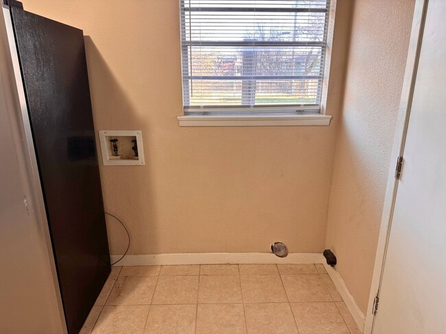 Building Photo - Affordable 3 Bed 1 Bath In Lynwood