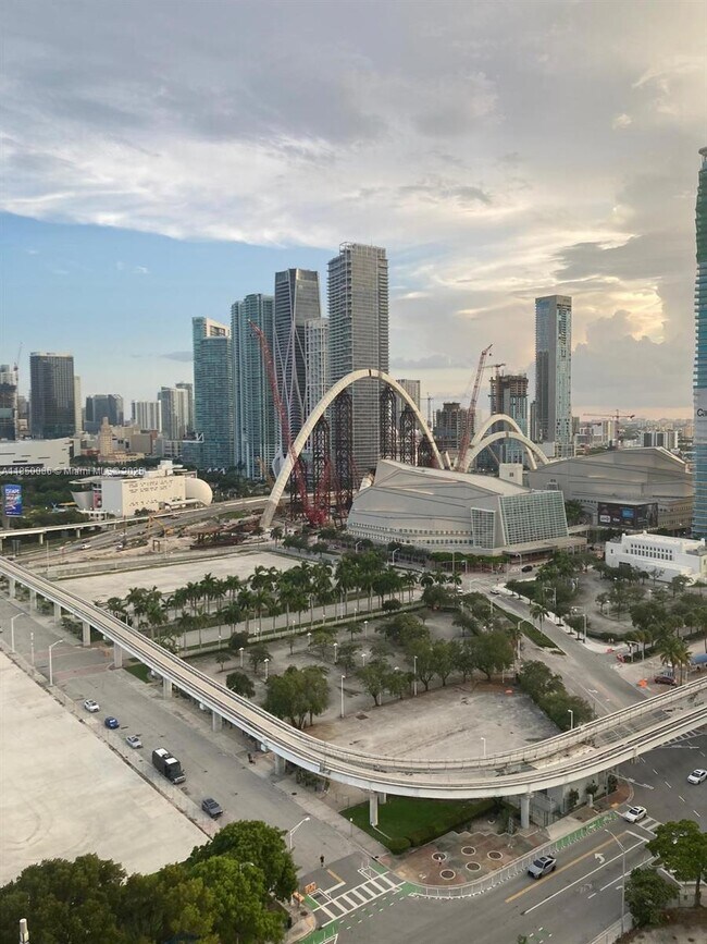 Building Photo - 555 NE 15th St