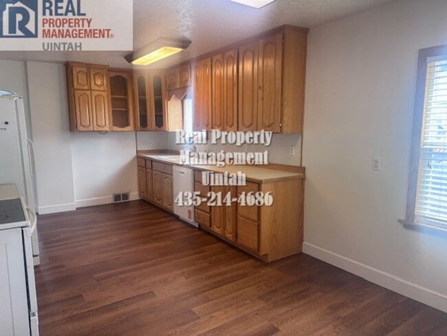 Building Photo - RENT AND DEPOSIT HAS BEEN REDUCED!! 4 bedr...