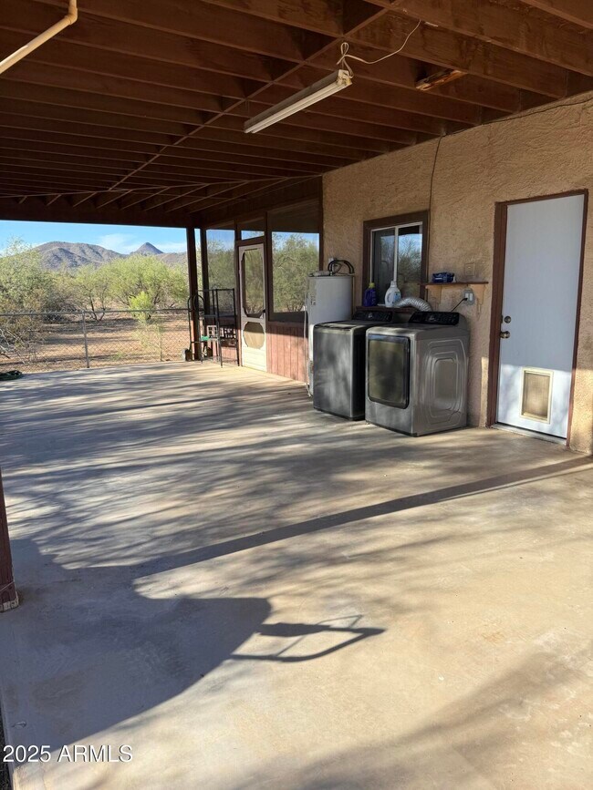 Building Photo - 1328 E Maddock Rd