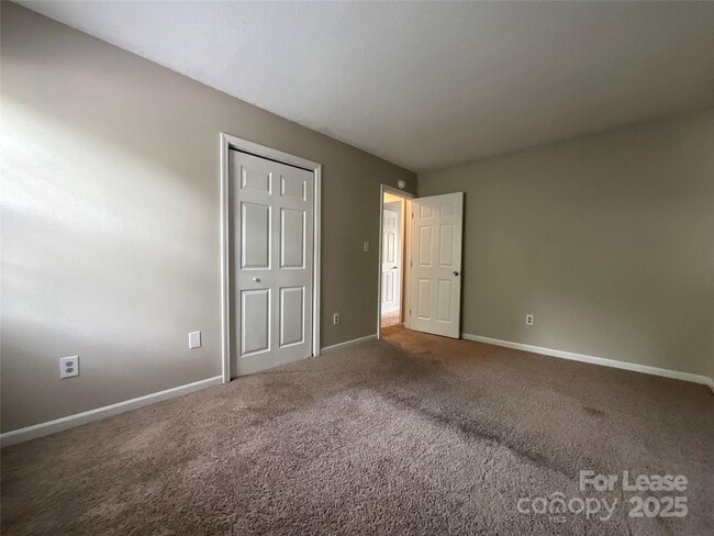 Building Photo - 8913 Hunter Ridge Dr