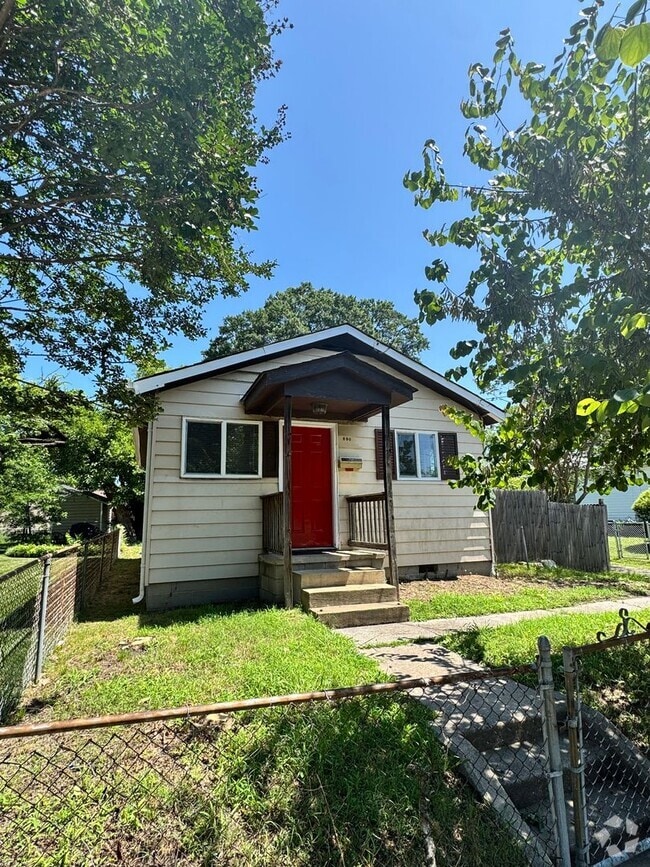 Building Photo - Cozy 3 bed 1.5 bath with Backyard