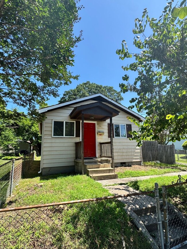 Primary Photo - Cozy 3 bed 1.5 bath with Backyard