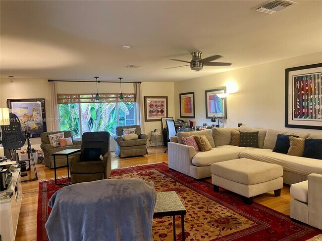 Building Photo - 1013 E Cypress Dr