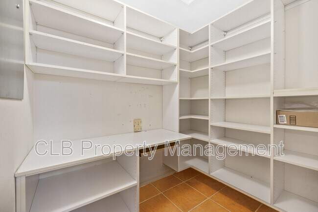 Building Photo - 6160 Sequoia Dr