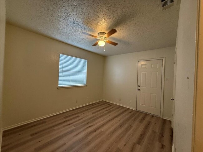 Building Photo - 9810 Roxanna Dr