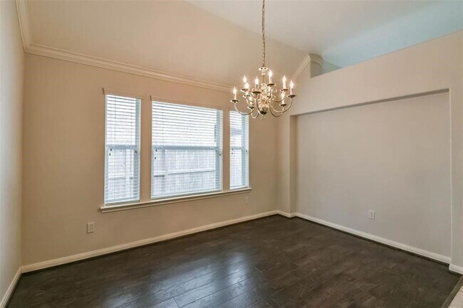 Building Photo - 5911 Mettler Ln