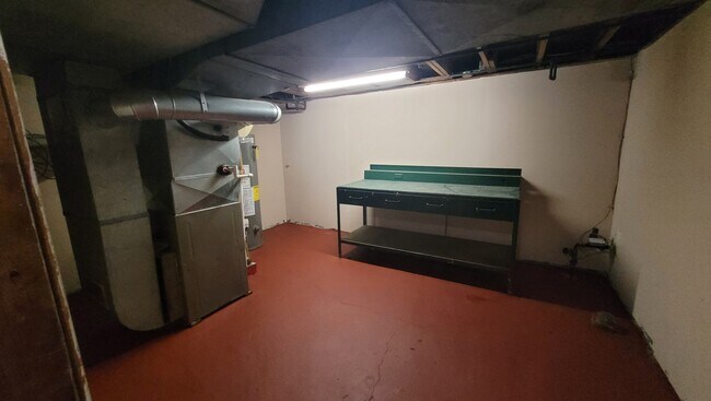 Building Photo - 2556 Thomas st