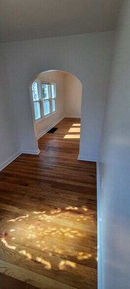 Building Photo - 409 E Park St