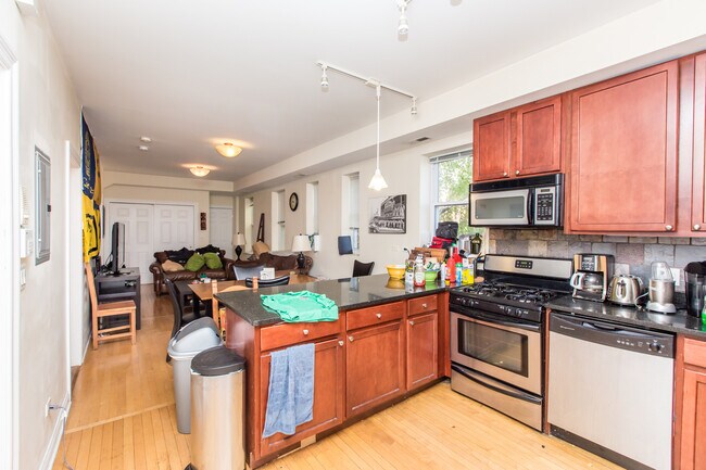 Building Photo - Massive 4bed/2bath DUPLEX in the HEART of Bucktown/Wicker Park! In-Unit Laundry! Central Air!